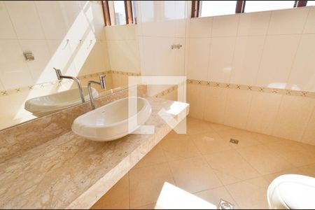 Casa à venda com 288m², 4 quartos e 4 vagasBanheiro suite1