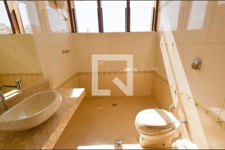 Casa à venda com 288m², 4 quartos e 4 vagasBanheeiro social