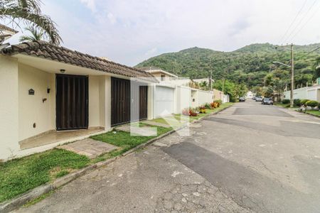 Casa de condomínio para alugar com 250m², 4 quartos e 4 vagas Casa de condomínio para alugar com 250m², 4 quartos e 4 vagasFachada