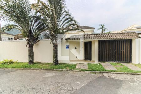 Casa de condomínio para alugar com 250m², 4 quartos e 4 vagas Casa de condomínio para alugar com 250m², 4 quartos e 4 vagasFachada