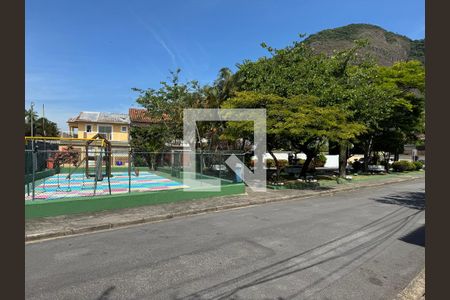 Casa de condomínio à venda com 182m², 4 quartos e 3 vagasÁrea comum