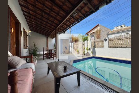 Casa de condomínio à venda com 182m², 4 quartos e 3 vagasÁrea externa