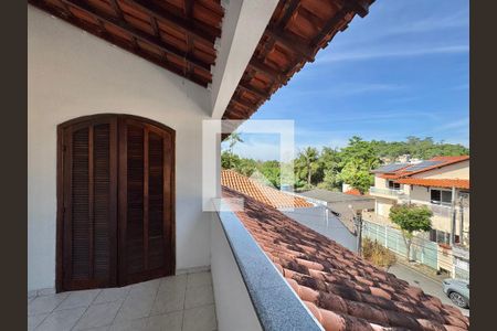 Casa de condomínio à venda com 182m², 4 quartos e 3 vagasTerraço
