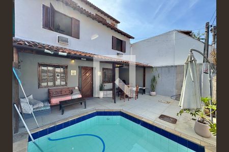 Casa de condomínio à venda com 182m², 4 quartos e 3 vagasÁrea externa