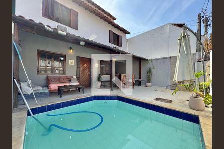 Casa de condomínio à venda com 182m², 4 quartos e 3 vagasÁrea externa