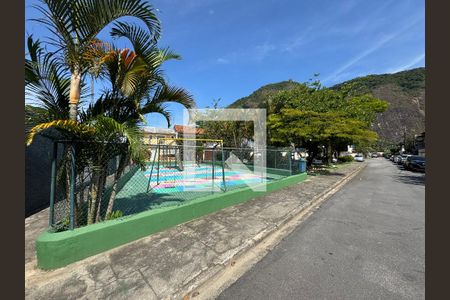 Casa de condomínio à venda com 182m², 4 quartos e 3 vagasÁrea comum