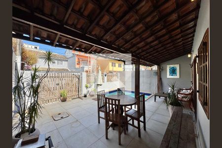 Casa de condomínio à venda com 182m², 4 quartos e 3 vagasÁrea externa