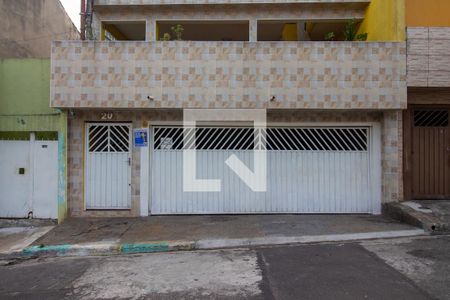 Casa à venda com 175m², 4 quartos e 2 vagas Casa à venda com 175m², 4 quartos e 2 vagasFachada