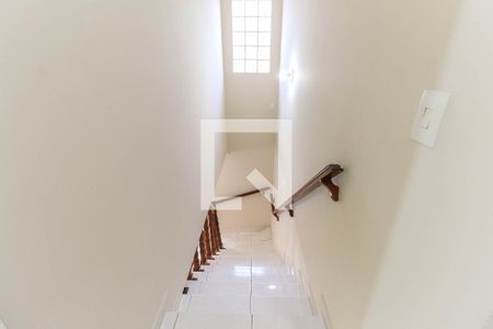 Casa à venda com 233m², 3 quartos e 3 vagas Casa à venda com 233m², 3 quartos e 3 vagasEscada