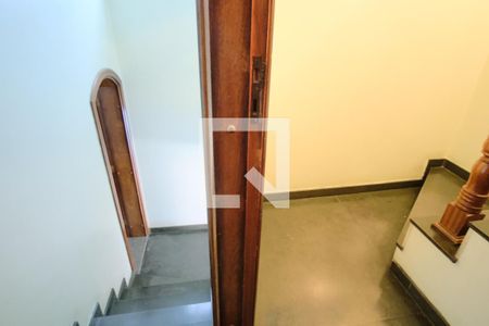 Casa à venda com 650m², 5 quartos e 4 vagasEscada para Garagem