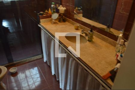 Casa de condomínio à venda com 370m², 5 quartos e 4 vagasBanheiro da Suíte