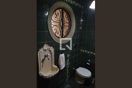 Casa de condomínio à venda com 370m², 5 quartos e 4 vagasLavabo