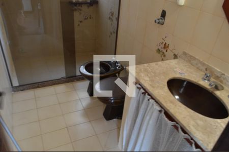 Casa de condomínio à venda com 370m², 5 quartos e 4 vagasBanheiro 