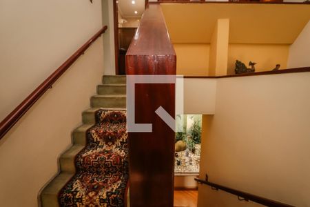 Casa de condomínio para alugar com 300m², 4 quartos e 5 vagas Casa de condomínio para alugar com 300m², 4 quartos e 5 vagasCorredor e Escada