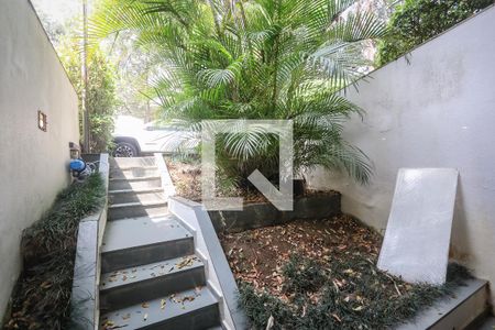 Casa de condomínio para alugar com 300m², 4 quartos e 5 vagas Casa de condomínio para alugar com 300m², 4 quartos e 5 vagasEscada Saida