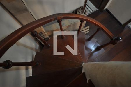 Casa à venda com 180m², 3 quartos e 2 vagasEscada