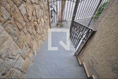 Casa à venda com 180m², 3 quartos e 2 vagasEscada de entrada