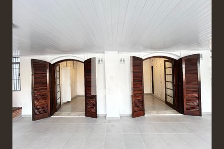 Casa para alugar com 200m², 5 quartos e 2 vagasVaranda dos quartos fundo