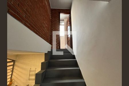 Casa para alugar com 200m², 5 quartos e 2 vagasEscada para os quartos do fundo