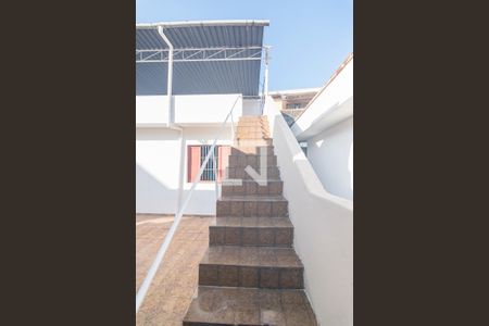 Casa para alugar com 229m², 2 quartos e 2 vagas Casa para alugar com 229m², 2 quartos e 2 vagasEscada