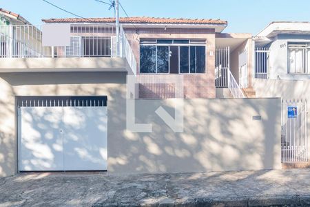 Casa para alugar com 229m², 2 quartos e 2 vagas Casa para alugar com 229m², 2 quartos e 2 vagasFachada