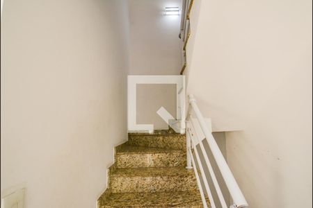 Casa de condomínio à venda com 157m², 3 quartos e 2 vagasEscada