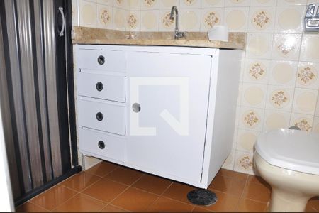 Apartamento para alugar com 60m², 2 quartos e 1 vaga Apartamento para alugar com 60m², 2 quartos e 1 vagaDetalhe do Banheiro Social