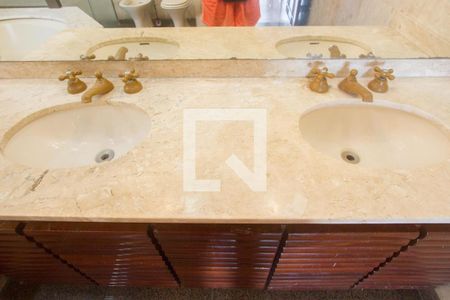 Casa à venda com 700m², 4 quartos e 4 vagasBanheiro Suíte 2