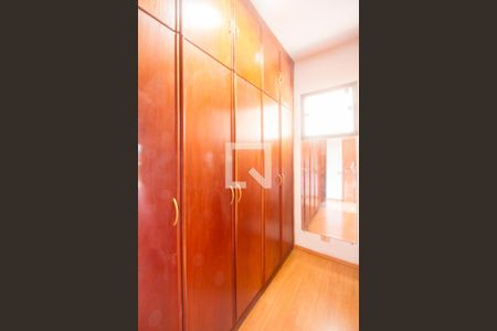 Casa à venda com 700m², 4 quartos e 4 vagasCloset Suíte 2