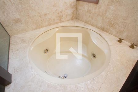 Casa à venda com 700m², 4 quartos e 4 vagasBanheiro Suíte 2