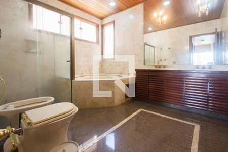 Casa à venda com 700m², 4 quartos e 4 vagasBanheiro Suíte 2