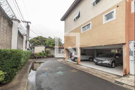 Casa de condomínio à venda com 214m², 3 quartos e 3 vagasEntrada