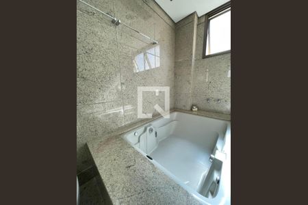 Apartamento à venda com 276m², 4 quartos e 5 vagasBanheiro 1