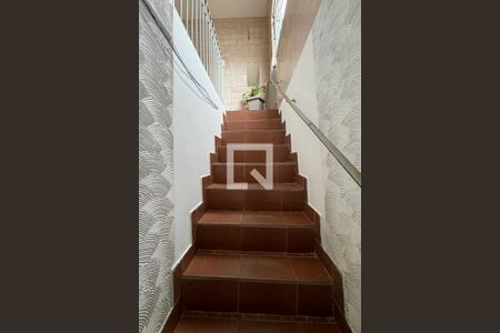 Casa para alugar com 400m², 4 quartos e 8 vagasEscada