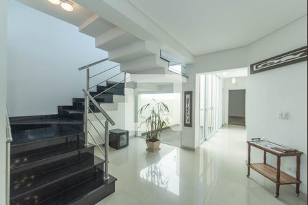 Casa à venda com 238m², 4 quartos e 4 vagasSala de Jantar - Escada
