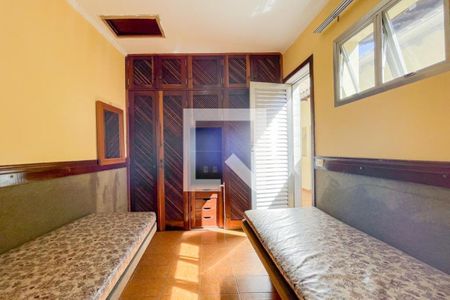 Casa à venda com 355m², 4 quartos e 4 vagasQuarto de Serviço