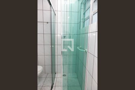 Banheiro da suíte de casa à venda com 2 quartos, 140m² em Taboão, Diadema