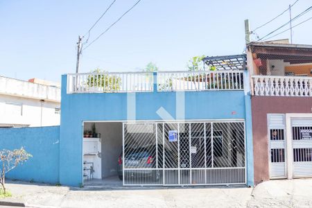 Casa à venda com 140m², 2 quartos e 2 vagas Casa à venda com 140m², 2 quartos e 2 vagasFachada + placa