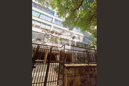 Apartamento à venda com 190m², 4 quartos e 1 vagaFachada com cartaz QA