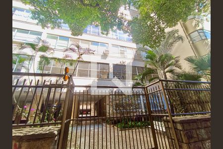 Apartamento à venda com 190m², 4 quartos e 1 vagaFachada com cartaz QA