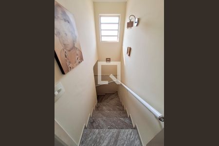 Casa à venda com 420m², 4 quartos e 2 vagas Casa à venda com 420m², 4 quartos e 2 vagasHall escadas