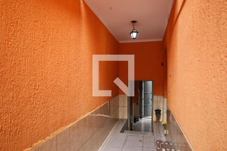 Casa para alugar com 70m², 3 quartos e 2 vagasCorredor lateral