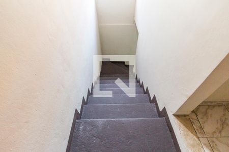 Casa para alugar com 90m², 2 quartos e 2 vagasEscada