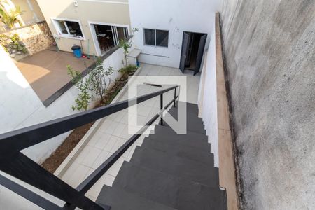 Casa à venda com 109m², 2 quartos e 2 vagasEscada