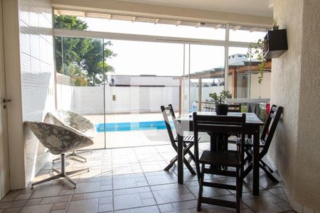 Casa à venda com 311m², 4 quartos e 4 vagas Casa à venda com 311m², 4 quartos e 4 vagasÁrea externa
