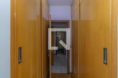 Apartamento à venda com 245m², 4 quartos e 3 vagas Apartamento à venda com 245m², 4 quartos e 3 vagasCloset