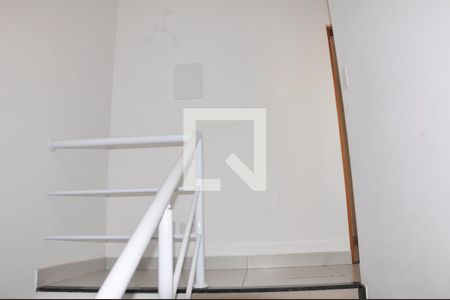 Casa à venda com 138m², 2 quartos e 2 vagasDetalhe - Escada Quartos