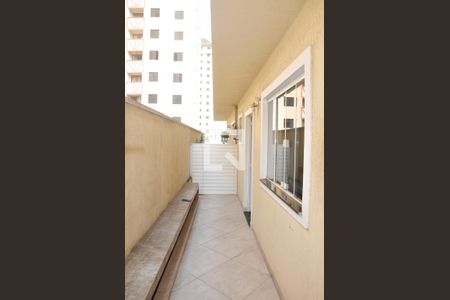 Casa à venda com 138m², 2 quartos e 2 vagasDetalhe - Corredor Externo