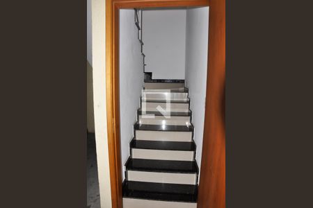 Casa à venda com 138m², 2 quartos e 2 vagasDetalhe - Escada Garagem