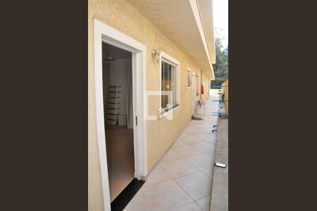 Casa à venda com 138m², 2 quartos e 2 vagasDetalhe - Corredor Externo